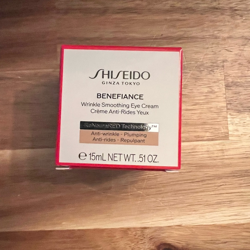 Shiseido Benefiance Wrinkle Smoothing Eye Cream - Red and White